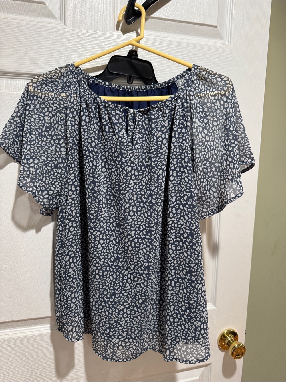 Women’s Navy Blue Printed Flutter Sleeve Blouse XL lined in navy blue